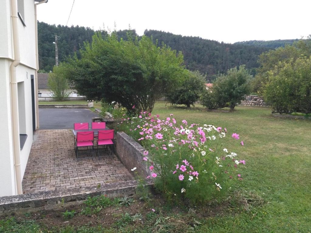 Gite "Le Temps D'Une Pause" Terrasse Et Piscine Coubon Luaran gambar